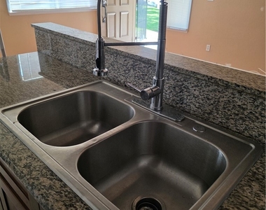 929 W Sierra Madre - Photo Thumbnail 1