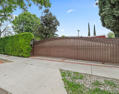 6742 Sunny Brae Avenue - Photo Thumbnail 2