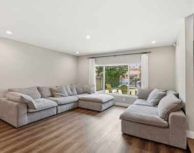 5516 Bluebell Avenue - Photo Thumbnail 6