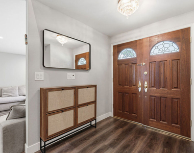 5516 Bluebell Avenue - Photo Thumbnail 4