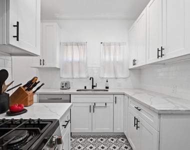 1270 N Hayworth Avenue - Photo Thumbnail 9