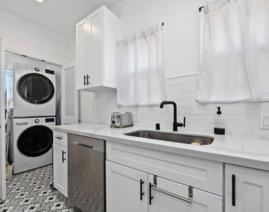 1270 N Hayworth Avenue - Photo Thumbnail 10