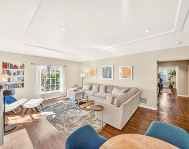 9928 Robbins Drive - Photo Thumbnail 11