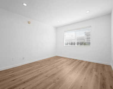 136 S Palm Drive - Photo Thumbnail 8