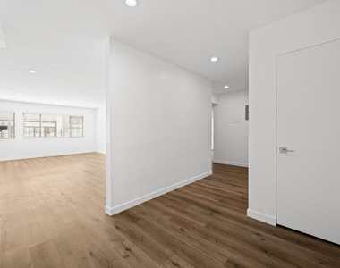136 S Palm Drive - Photo Thumbnail 7