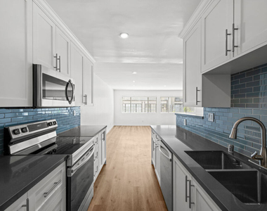 136 S Palm Drive - Photo Thumbnail 3