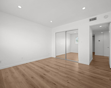 136 S Palm Drive - Photo Thumbnail 9