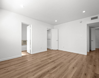 136 S Palm Drive - Photo Thumbnail 12