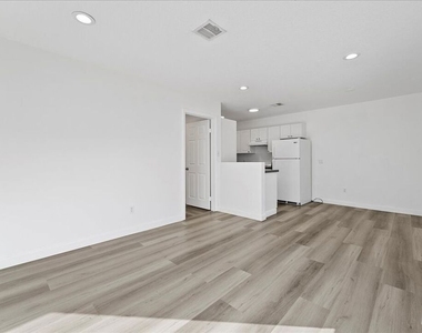 721 Beloit Avenue - Photo Thumbnail 3