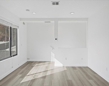 721 Beloit Avenue - Photo Thumbnail 9