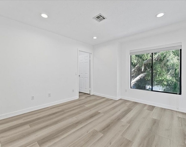 721 Beloit Avenue - Photo Thumbnail 10