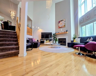 100 Chateau Lane - Photo Thumbnail 2