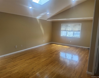 106 Pelhamdale Avenue - Photo Thumbnail 4