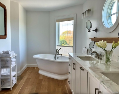 162 Dune Road - Photo Thumbnail 14