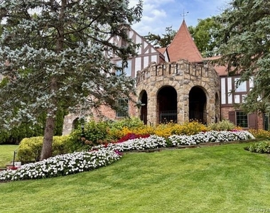 5 Rockcrest Road - Photo Thumbnail 1