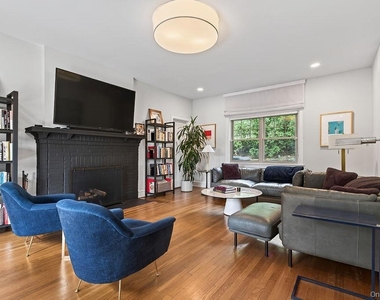 33 Lynwood Road - Photo Thumbnail 3