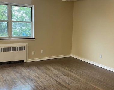 196-23 Dunton Avenue - Photo Thumbnail 7
