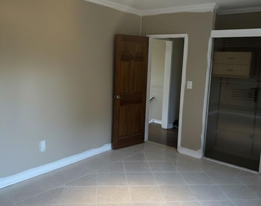 196-23 Dunton Avenue - Photo Thumbnail 8