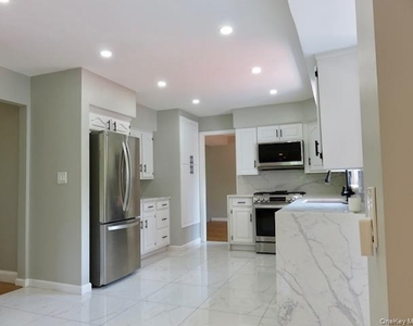 10 Elderwood Ln - Photo Thumbnail 3