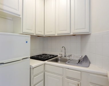 251 East 49th Street - Photo Thumbnail 3