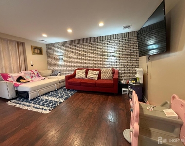 35 Clark Avenue - Photo Thumbnail 6
