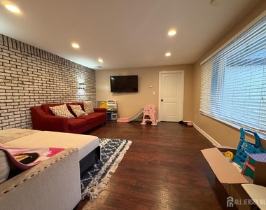 35 Clark Avenue - Photo Thumbnail 8