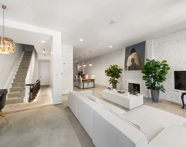 126 E 62nd Street - Photo Thumbnail 4