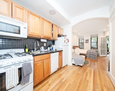 344 W 17th Street - Photo Thumbnail 6