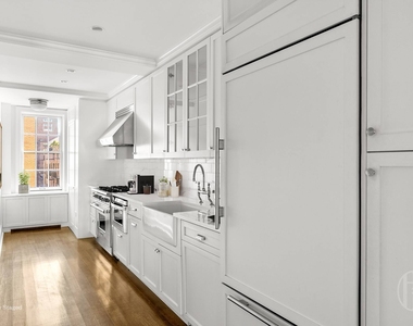 28 E 10th Street - Photo Thumbnail 3