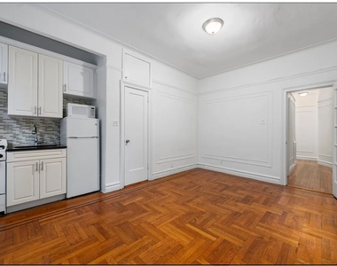 220 E 36th Street - Photo Thumbnail 2