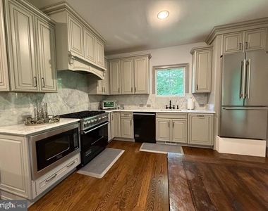 8747 Brook Road - Photo Thumbnail 11