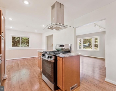 3160 Ravenwood Drive - Photo Thumbnail 11