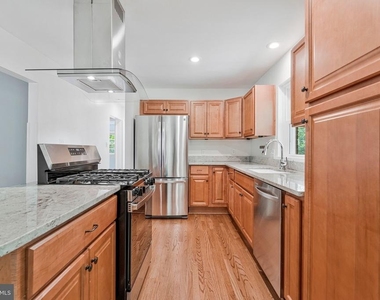 3160 Ravenwood Drive - Photo Thumbnail 9
