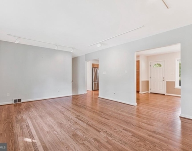 3160 Ravenwood Drive - Photo Thumbnail 7