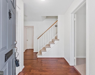 3160 Ravenwood Drive - Photo Thumbnail 2