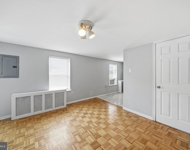 924 S 10th Street - Photo Thumbnail 3