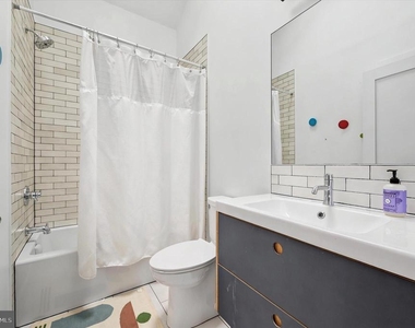 64 W Queen Lane - Photo Thumbnail 10