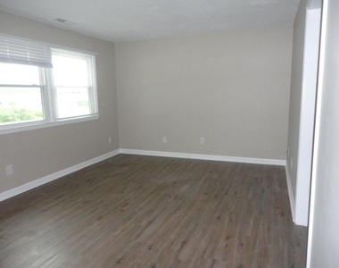 137 W Barbee Street - Photo Thumbnail 3