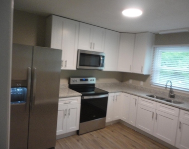 137 W Barbee Street - Photo Thumbnail 2