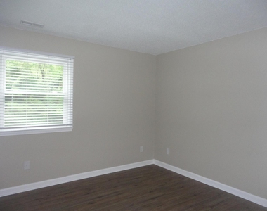 137 W Barbee Street - Photo Thumbnail 4