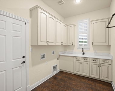 121 Burgess Ln - Photo Thumbnail 20