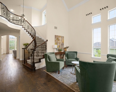 121 Burgess Ln - Photo Thumbnail 8