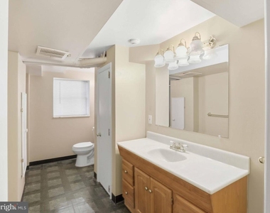 1435 Bolton Street - Photo Thumbnail 3