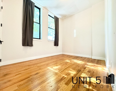 481 Evergreen Avenue - Photo Thumbnail 4