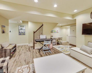 4831 Calvert Street Nw - Photo Thumbnail 32