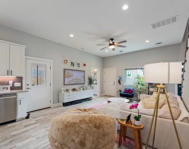 7600 Carver Ave - Photo Thumbnail 4