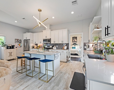 7600 Carver Ave - Photo Thumbnail 6