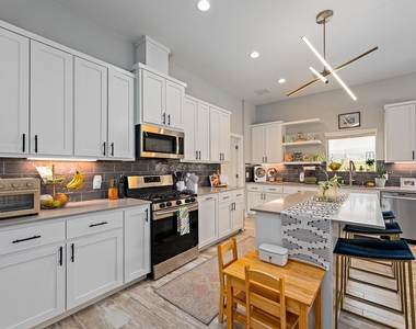 7600 Carver Ave - Photo Thumbnail 9