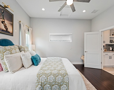 7600 Carver Ave - Photo Thumbnail 17