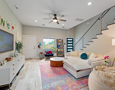 7600 Carver Ave - Photo Thumbnail 3